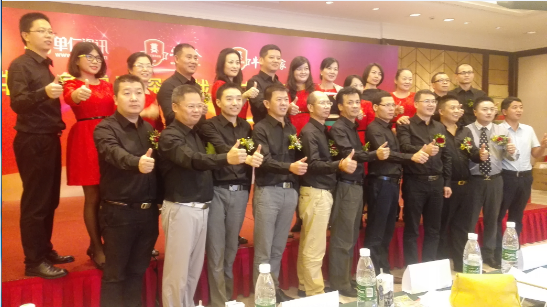 球盟会(中国)激光副董事长王小峰与牛商各战区会长与常委合影