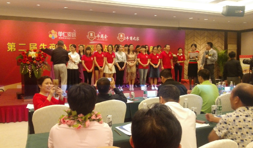 球盟会(中国)激光优秀客服话术获奖小伙伴上台领奖