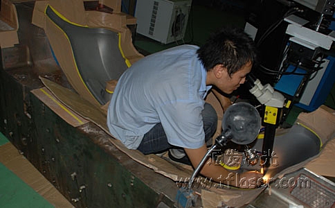 球盟会(中国)吊臂式模具激光焊接机对汽车保险杠模具补焊现场