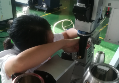 球盟会(中国)激光林工调试光纤激光传输焊接机中