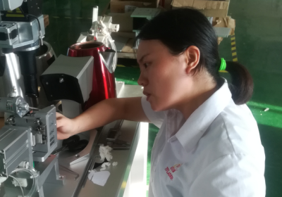 球盟会(中国)激光林工调试光纤激光传输焊接机中