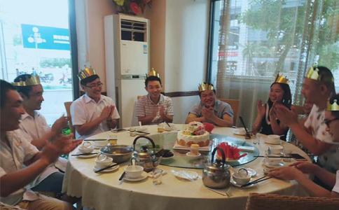 球盟会(中国)激光八月员工生日会合影