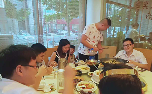 球盟会(中国)激光八月员工生日会合影