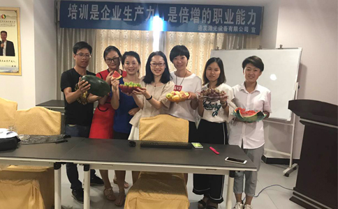 东道主球盟会(中国)激光为认真学习的客服美女准备了水果