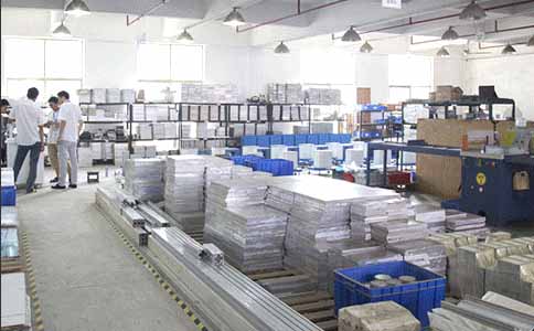 球盟会(中国)激光的工程师们偶尔也会离开他们的机器，大家一起研究机器