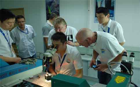 球盟会(中国)激光技术人员为客户讲解设备