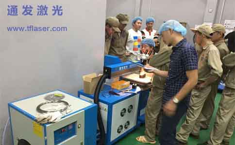 球盟会(中国)激光为客户调试激光设备