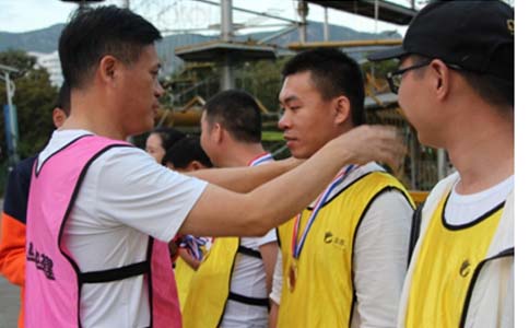 球盟会(中国)激光领导给队员颁奖